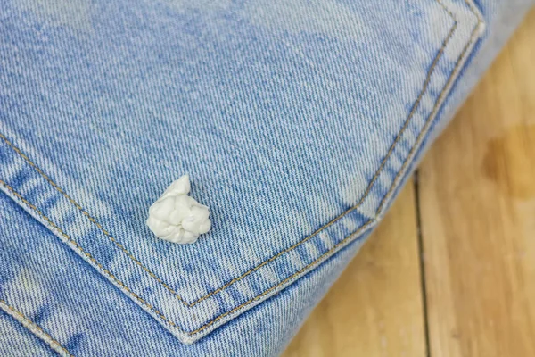 Blue Jeans Stick Mit Weißer Farbe Kaugummi — Stockfoto