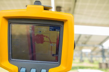 ThermoScan (termal görüntü kamera), inceden inceye gözden geçirmek için güneş paneli geçici onay için bağlantı kutusu.