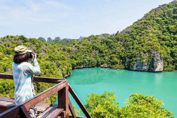 Γυναίκα Τουριστικά Άποψη Νησί Mae Koh Χρησιμοποιούν Κάμερα Λαμβάνοντας Φωτογραφίες — Φωτογραφία Αρχείου
