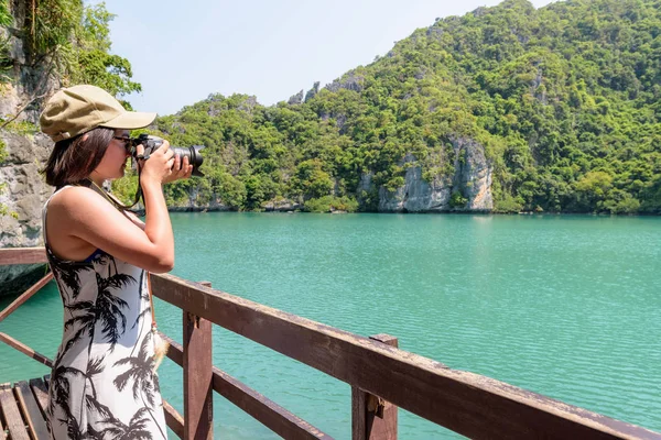 島前島島視点にターレ Nai で女性観光は アントン国立公園 スラタニ タイのブルー ラグーン エメラルド湖 の美しい自然の風景の写真を撮るカメラを使用します — ストック写真
