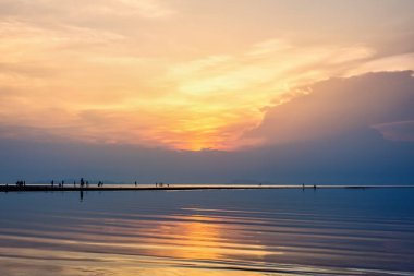 Sahilde güzel doğal manzara gökyüzü ve deniz renkli Ko Samui Adası, Surat Thani, Tayland Nathon günbatımı bakış açısı, bir gün batımı sırasında izlerken rahatlatıcı insan silüeti