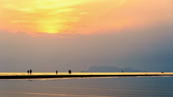在海滩上放松的人的剪影观看美丽的自然风景多彩的天空和海在纳通日落观点在苏梅岛 素叻尼 — 图库照片