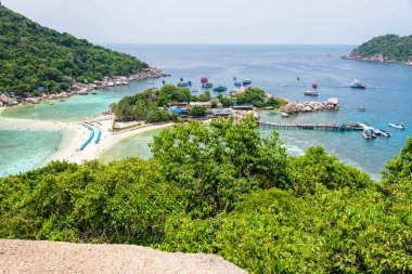 Yüksek açı görüntülemek güzel doğa manzara deniz plaj ve iskele Koh Nang Yuan Adası'nda tekne turu yaz aylarında ünlü bir turistik Tayland Körfezi, Surat Thani, Tayland için
