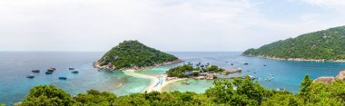 Panorama yüksek açı görüntülemek güzel doğa manzara deniz plaj ve iskele Koh Nang Yuan Adası'nda tekne turu yaz aylarında ünlü bir turistik Tayland Körfezi, Surat Thani, Tayland için