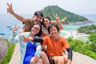 Mutlu bir şekilde poz Koh Nang Yuan adanın üstünde tepe-in yüksek bir bakış açısı ve güzel doğal peyzaj bir ünlü konumlar Tayland Körfezi, Surat Thani, Tayland Tayland Aile turist