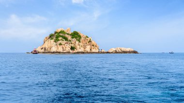 Yaz aylarında güzel doğa manzara Shark Island Divesite mavi denizi, küçük rock Island Ko Tao, Tayland Körfezi, Surat Thani, 16:9 geniş ekran bir ünlü turistik olduğunu
