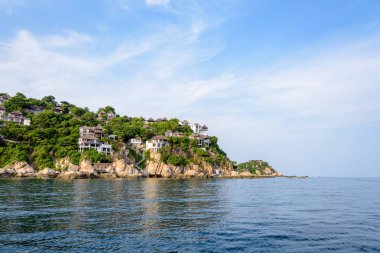 Güzel doğa manzara Villa on köpekbalığı Cape, Shark Bay area Ko Tao Adası'nda yaz boyunca denizde mavi gökyüzünün altında Tayland Körfezi ünlü turistik merkezlere Surat Thani olduğunu.