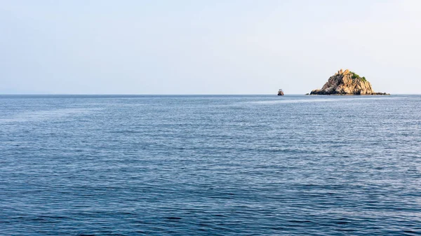 美丽的自然风景的鲨鱼海岛 Divesite 在蓝色海 小岩石海岛在高陶在夏天是著名旅游胜地泰国海湾 素叻他尼 — 图库照片