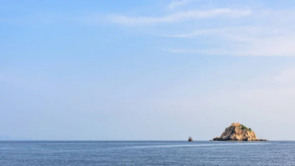 美丽的自然风景鲨鱼海岛 Divesite 小岩石海岛在蓝色天空下在海在夏天是一个著名的吸引力在泰国海湾 素叻他尼 — 图库照片