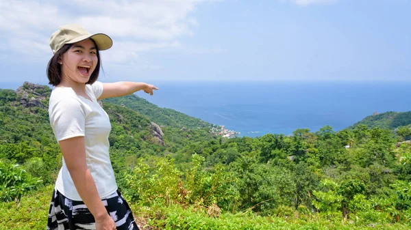 Ženy Turistů Ukázal Prstem Moři Otevřenými Ústy Vysoké Pohledu Vidět — Stock fotografie