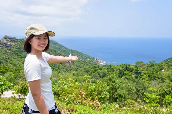 在泰国湾 素叻尼 女性游客举手邀请 看到美丽的自然景观蓝色海在夏季的天空下 从高风景的角度 — 图库照片