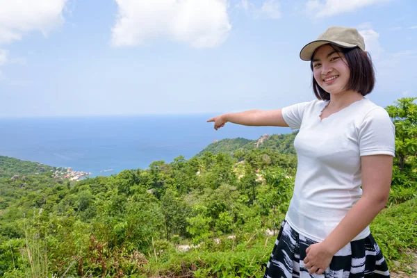 Kadın turist elinizi kaldırın ve Koh Tao Adası'nın güzel doğa manzara görmek için yüksek bakış açısı üzerinde denizde parmak işaret Surat Thani, Tayland bir ünlü cazibe merkezleri arasında olduğunu