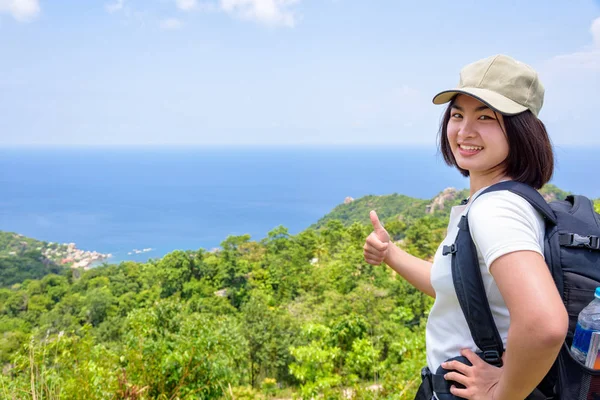 Ženy Turistický Batoh Opotřebení Víčkem Zvýšit Palec Nahoru Pro Krásné — Stock fotografie