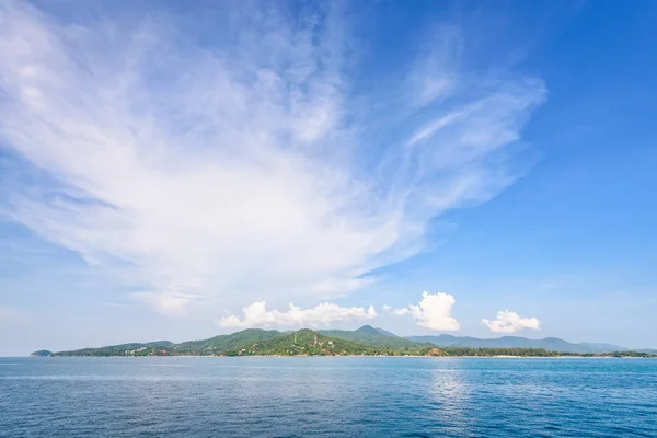 ธรรมชาต สวยงามของท องฟ าและทะเลส าเง นในฤด อนท เกาะเกาะพะง นในอ าวไทยเป — ภาพถ่ายสต็อก