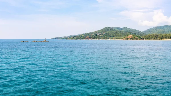 Hermoso Paisaje Natural Cielo Azul Mar Linterna Las Rocas Verano — Foto de Stock