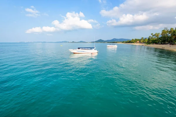 美丽的自然景观速度船漂浮在海上的夏季蓝天前的 Phralan 海滩在苏梅岛岛是一个著名的景点 素叻尼省 — 图库照片