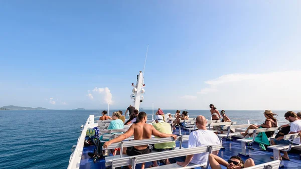 Surat Thani, Tayland-28 Nisan, turist grup güvertede vardır rahatlayın ve tekne Koh Samui Adası, 28 Nisan 2017 Tayland seyahat sırasında yaz aylarında deniz doğal manzara keyfini çıkarın