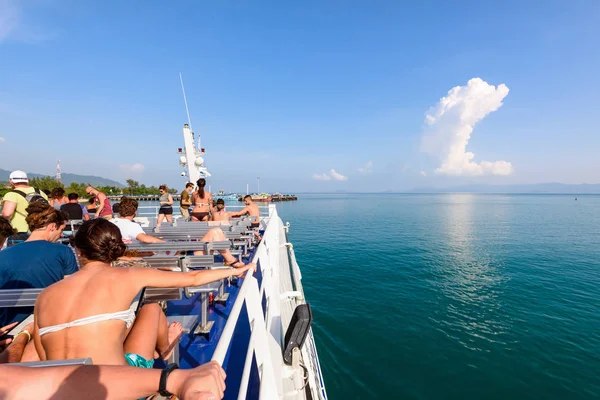 Surat Thani Tailandia Abril Grupo Turistas Están Descansando Cubierta Durante — Foto de Stock