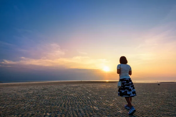 Młoda Kobieta Turystycznych Spacerów Plaży Oglądanie Pięknych Krajobrazów Kolorowe Niebo — Zdjęcie stockowe