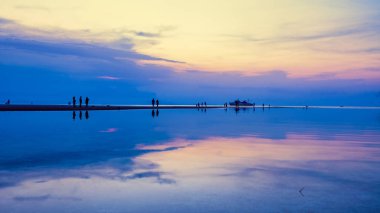 Güzel doğal manzara siluet turist yansıma Nathon Beach yakınındaki Nathon iskele ve renkli gökyüzü günbatımı bakış açısı denize Ko Samui Adası, Surat Thani, Tayland bir gün batımı sırasında