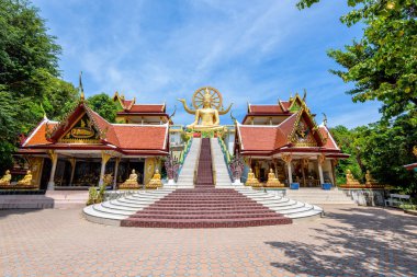 Büyük altın buda heykelinin Big Buddha Tapınağı'nda mavi gökyüzünün altında oturma konumu olan ünlü bir turizm Koh Samui Adası, Surat Thani Eyaleti, Tayland