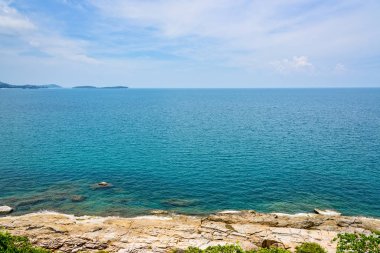 Koh Samui Adası, Surat Thani Eyaleti, Tayland yaz göğün altında mavi deniz kıyı şeridi boyunca rock güzel doğal peyzaj