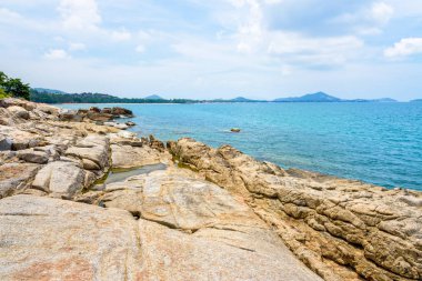 Koh Samui Adası, Surat Thani Eyaleti, Tayland yaz göğün altında mavi deniz kıyı şeridi boyunca rock güzel doğal peyzaj