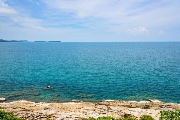 サムイ島 スラタニ県タイで夏空の下青い海と海岸線沿いの岩の美しい自然の風景 — ストック写真