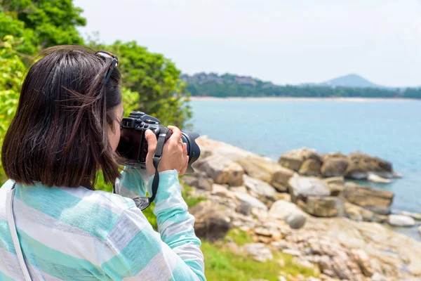 Jovem Mulher Estava Feliz Com Fotografia Com Câmera Dslr Rocha — Fotografia de Stock