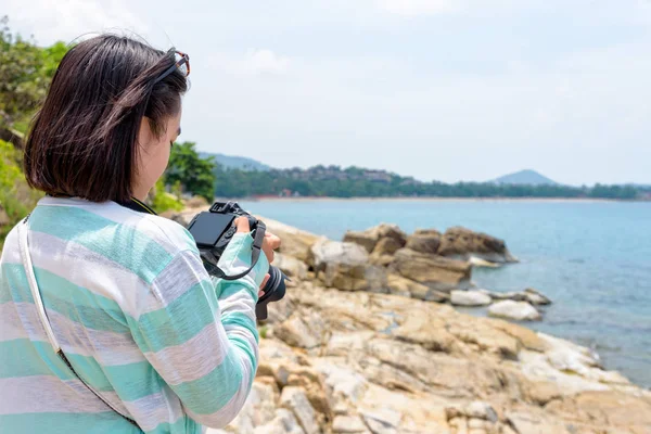 Jovem Mulher Estava Feliz Com Fotografia Com Câmera Dslr Rocha — Fotografia de Stock