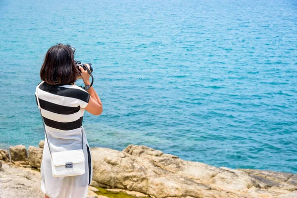 Jeune Femme Était Heureuse Photographie Avec Appareil Photo Dslr Sur — Photo