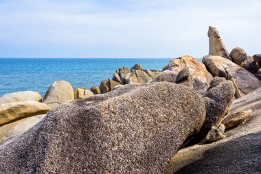 Hin Ta Hin Yai bir sembolü ünlü turistik yerler, güzel rock kıyı şeridi adasında Lamai beach Koh Samui, Surat Thani Eyaleti, Tayland yaz göğün altında mavi denize yakın olduğunu