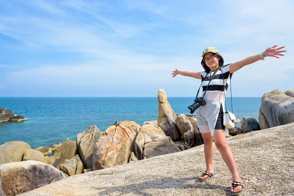 在苏梅岛 素叻尼达尼 年轻女子旅游站在欣达欣和美丽的自然景观蓝色海和天空的开放的怀抱和微笑 — 图库照片