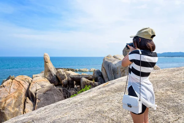 Jeune Femme Utilisent Appareil Photo Reflex Numérique Pour Photographie Hin — Photo