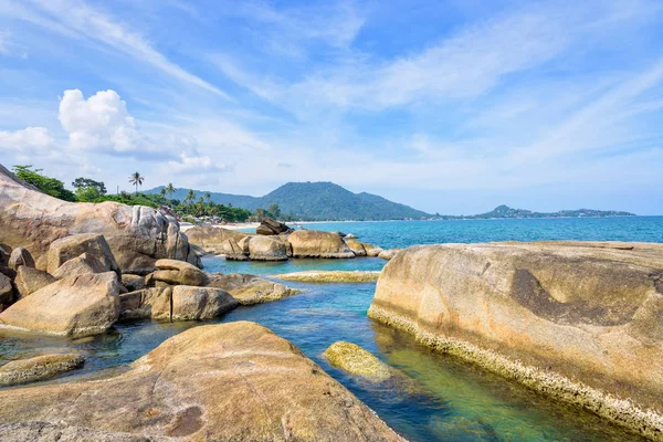 岩とホアヒン をヒンヤイの風光明媚なビュー近くの海岸線で青い海の美しい自然の風景はサムイ島 スラタニ県のシンボルの有名な観光地 — ストック写真