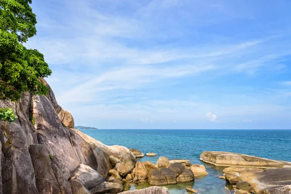 岩とホアヒン をヒンヤイの風光明媚なビュー近くの海岸線で青い海の美しい自然の風景はサムイ島 スラタニ県のシンボルの有名な観光地 — ストック写真