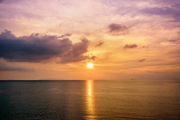 Peisaj Natural Frumos Cer Portocaliu Soare Mare Timpul Apusului Soare — Fotografie, imagine de stoc