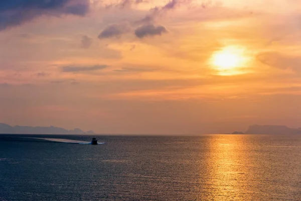 Sürat Teknesi Kıyıya Ortasında Doğa Güzel Gökyüzü Günbatımı Sırasında Dönen — Stok fotoğraf