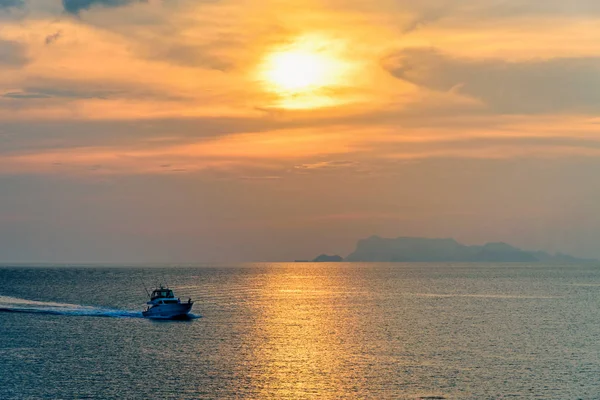 Velocidade Para Pescar Mar Retornando Costa Durante Pôr Sol Meio — Fotografia de Stock