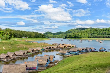 Güzel doğal manzara nehir, dağ, mavi gökyüzü, yeşil orman ve bambu Sal barınak bir parçasıdır kayan Huai Krathing restoranda olduğunu bir turistik ilinin: Loei, Thailand
