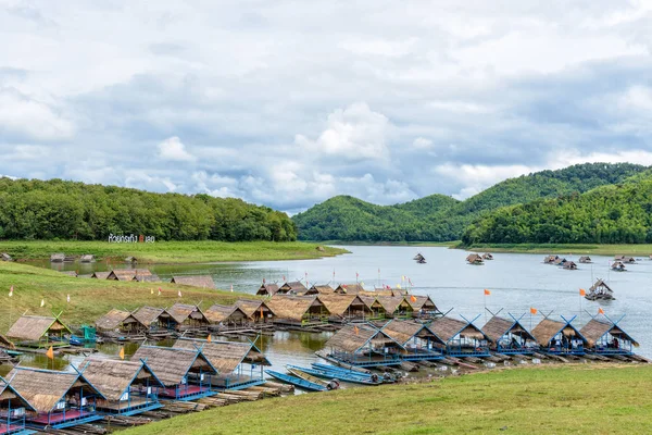 Bambusfloßunterstände Sind Ein Schwimmendes Restaurant Mitten Wasser Unter Blauem Himmel — Stockfoto