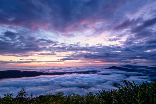 Красивый Природный Ландшафт Тумана Покрывает Вершину Красочное Небо Время Восхода — стоковое фото
