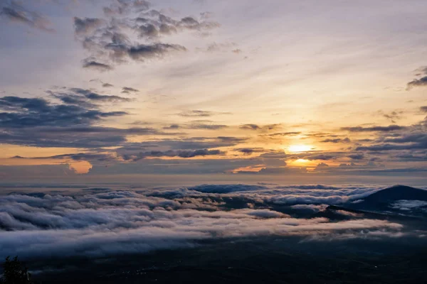 美しい自然の風景 太陽は ルーイ県 タイのプー Ruea 国立公園の視点から見た冬の日の出山と明るい空をカバー海霧の上 — ストック写真