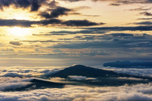 Jest Piękna Natura Krajobraz Słońce Nad Morze Mgły Która Obejmuje — Zdjęcie stockowe