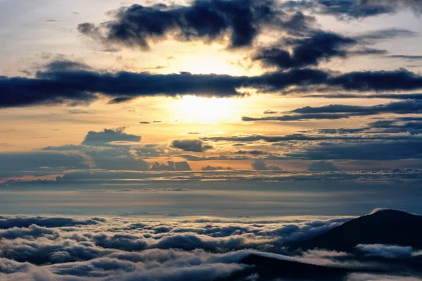 Jest Piękna Natura Krajobraz Słońce Nad Morze Mgły Która Obejmuje — Zdjęcie stockowe
