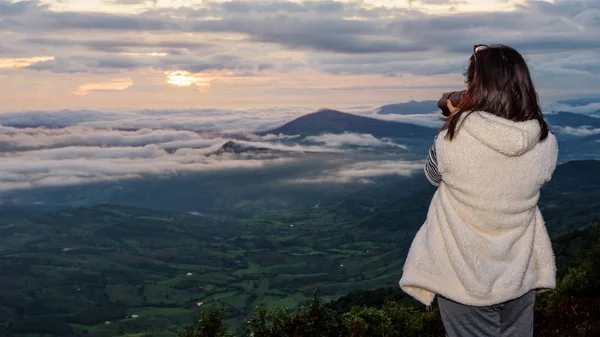 Žena Turistické Používají Dslr Fotoaparát Fotografování Přírody Krajiny Horské Slunce — Stock fotografie