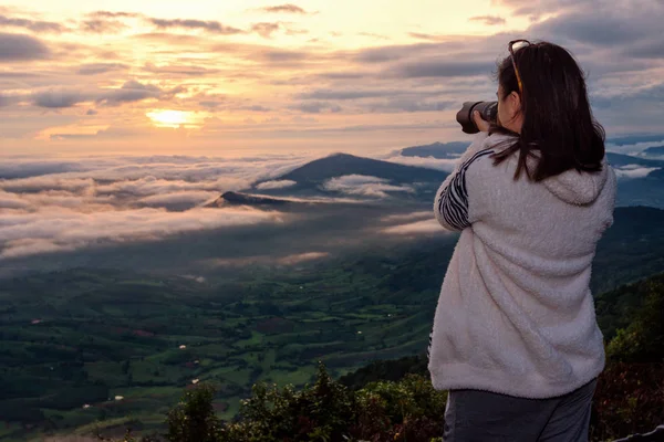 Woman Tourist Using Dslr Camera Photographing Nature Landscape Sun Fog — Stock Photo, Image