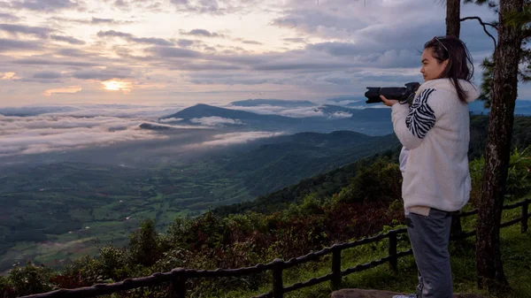 Kvinna Turist Innehar Dslr Kamera Tittar Vackra Natur Landskap Dimma — Stockfoto