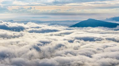 Güzel doğa manzara bulutlar ve deniz gibi gelişemez doruklarına kış sabahı bakış açısı Phu Ruea Milli Parkı, Loei Eyaleti, Tayland, 16:9 geniş ekran, Güneş doğarken sırasında ele