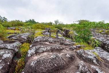 Lan Hin Teak tabela ve garip taş şekillerle büyük taş avlu olduğunu bir ünlü doğal turistik ve Phu Hin Rong Kla Milli Parkı, Phitsanulok Eyaleti, Tayland